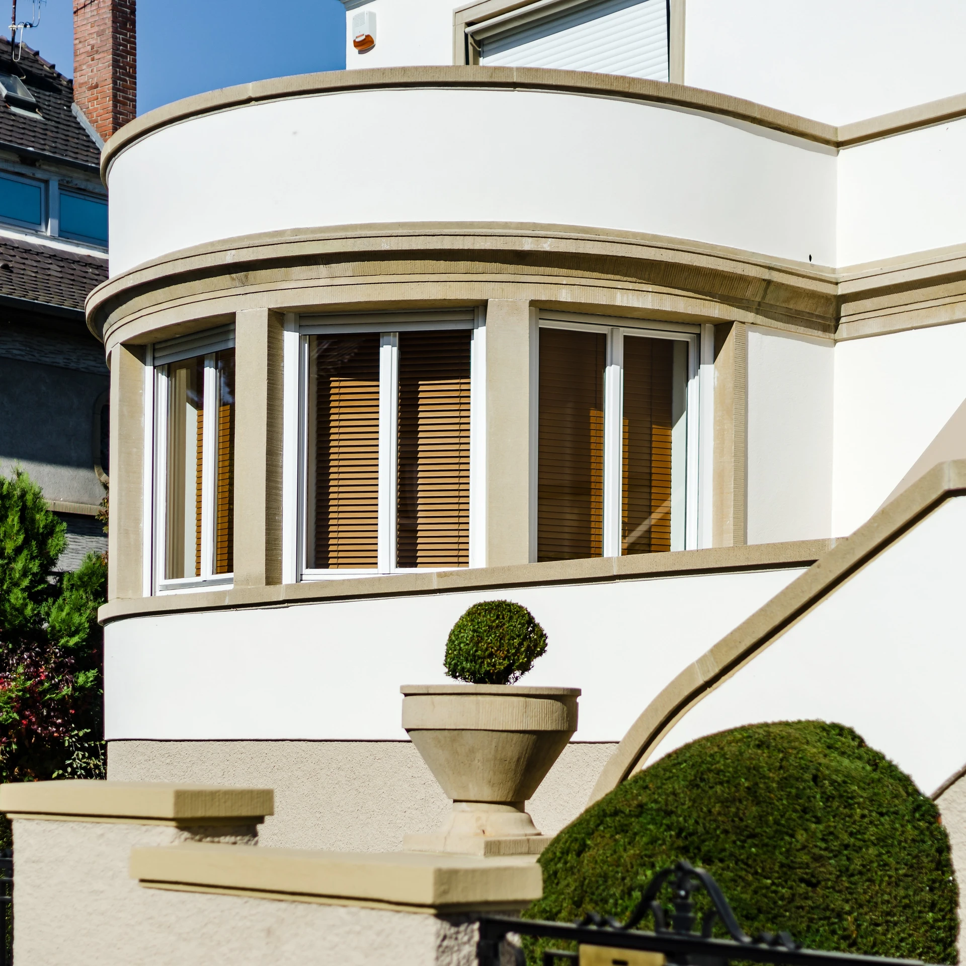 Façade extérieure d'une villa moderne avec bow-window courbe aux lignes Art déco
