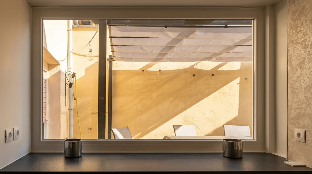 Intérieur moderne avec vue sur cour intérieure ensoleillée