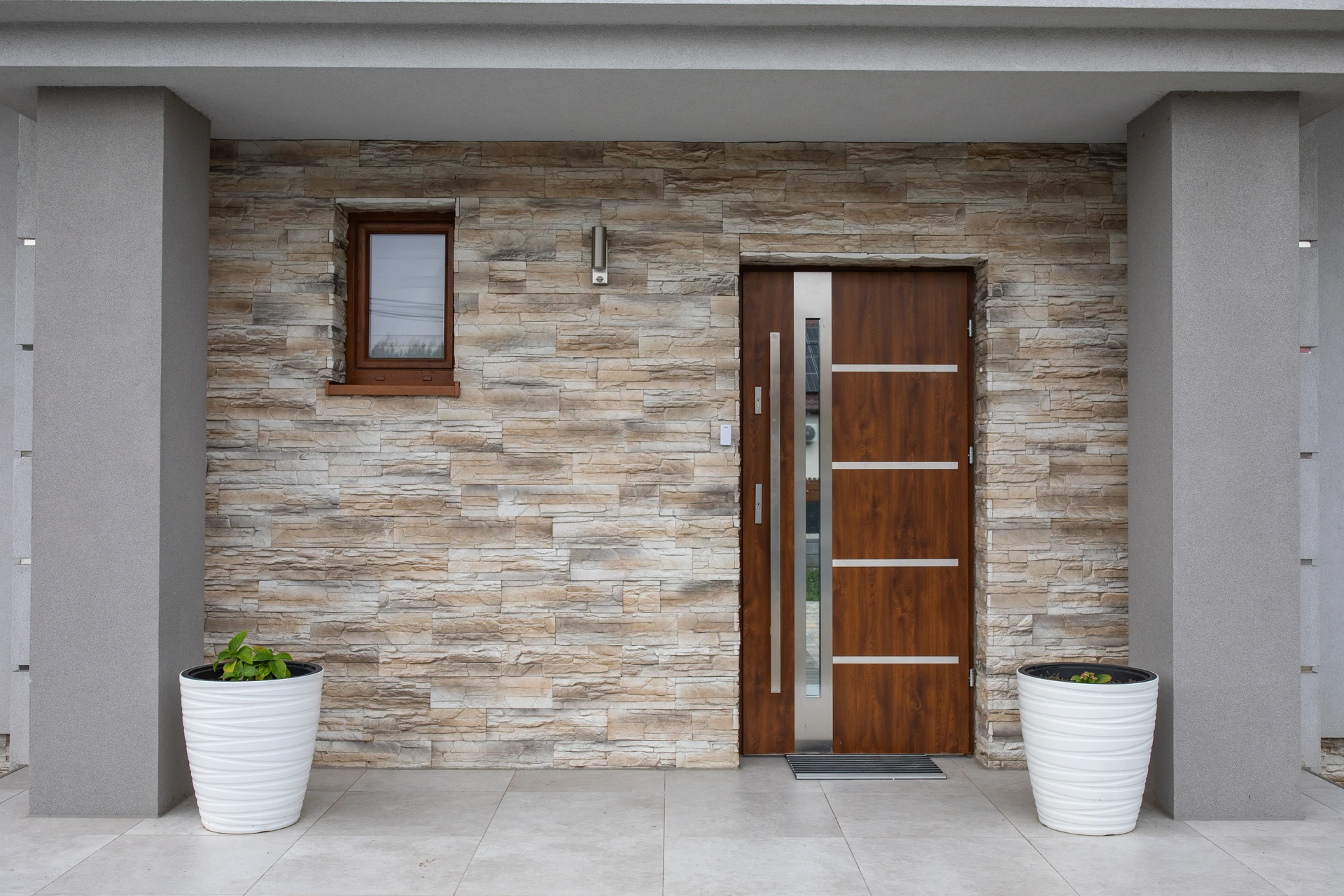 Entrée moderne d'une maison contemporaine avec porte d'entrée en bois à panneaux horizontaux et insert vitré vertical