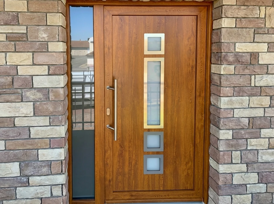 Entrée extérieure d'une maison avec une porte d'entrée en aluminium finition bois chêne doré