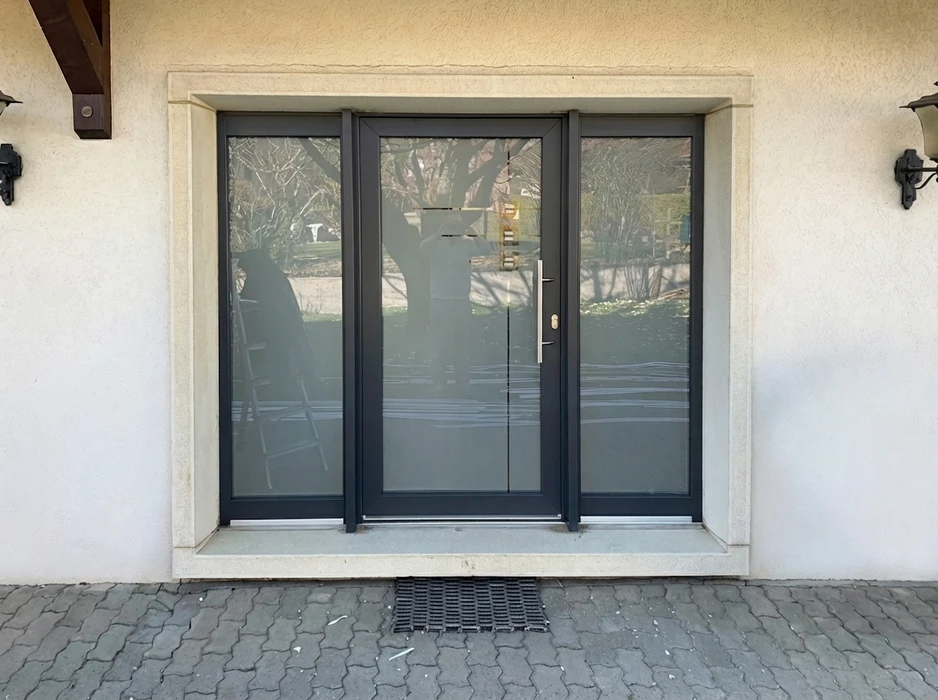 Entrée extérieure d'une maison avec une porte d'entrée moderne à vitrage pleine hauteur