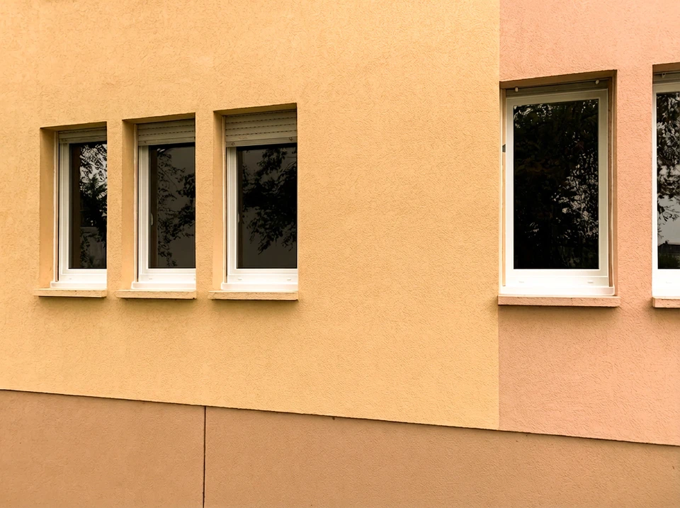 Entrée extérieure d'une maison avec une porte d'entrée moderne à vitrage pleine hauteur