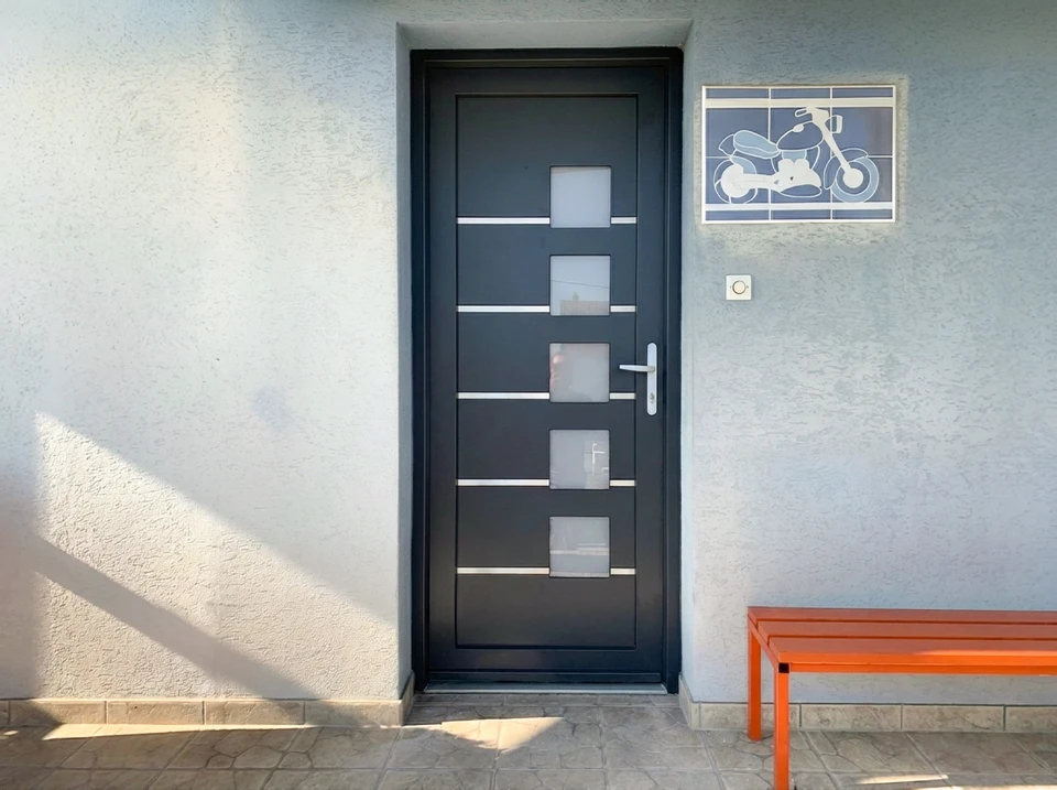 Intérieur résidentiel avec porte d'entrée en bois