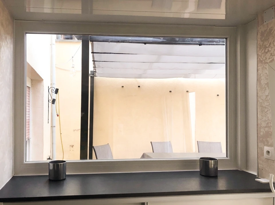Entrée extérieure d'une maison avec une porte d'entrée en aluminium finition bois chêne doré