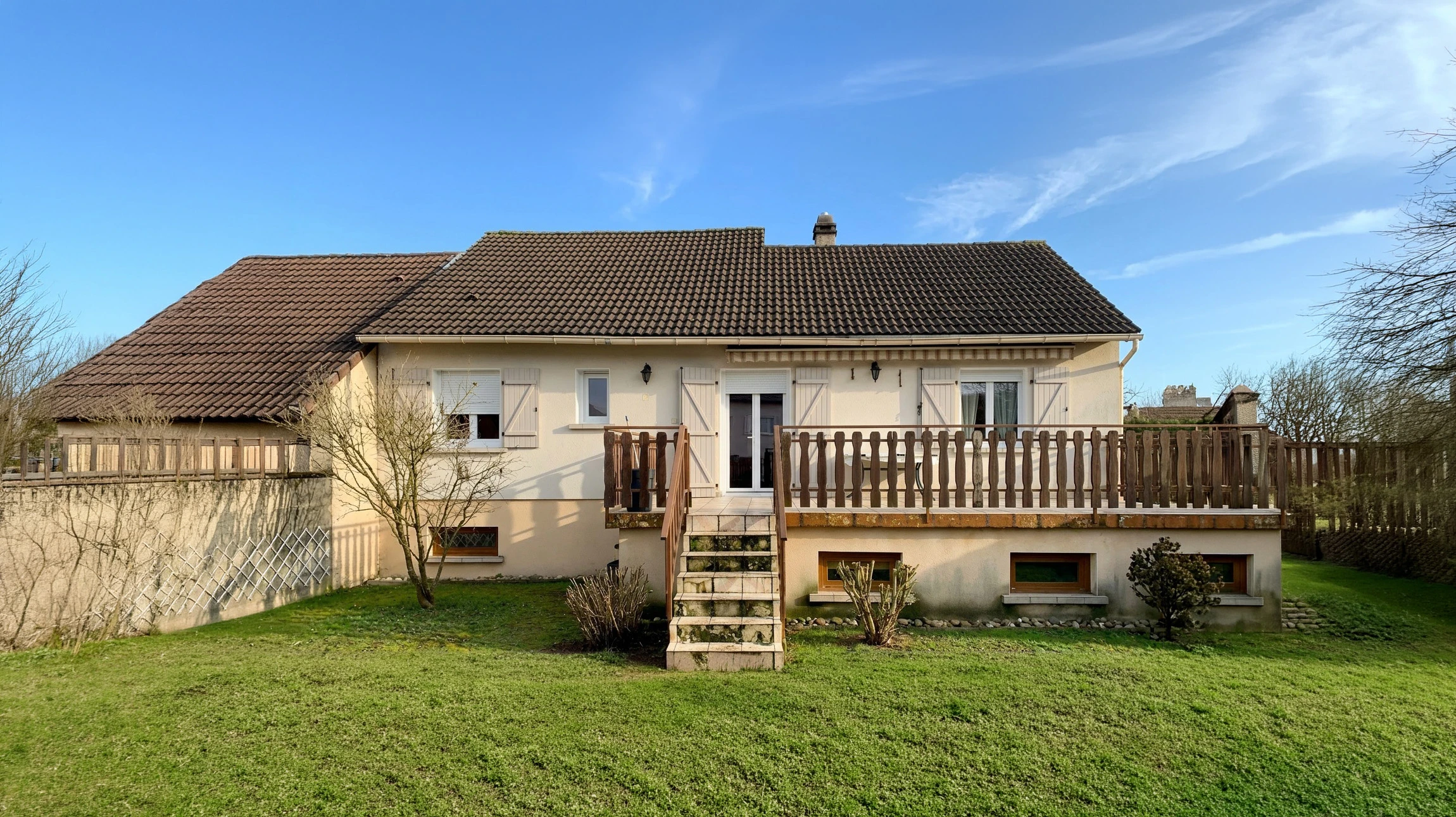 Maison individuelle de style traditionnel français, vue de face, extérieur jour